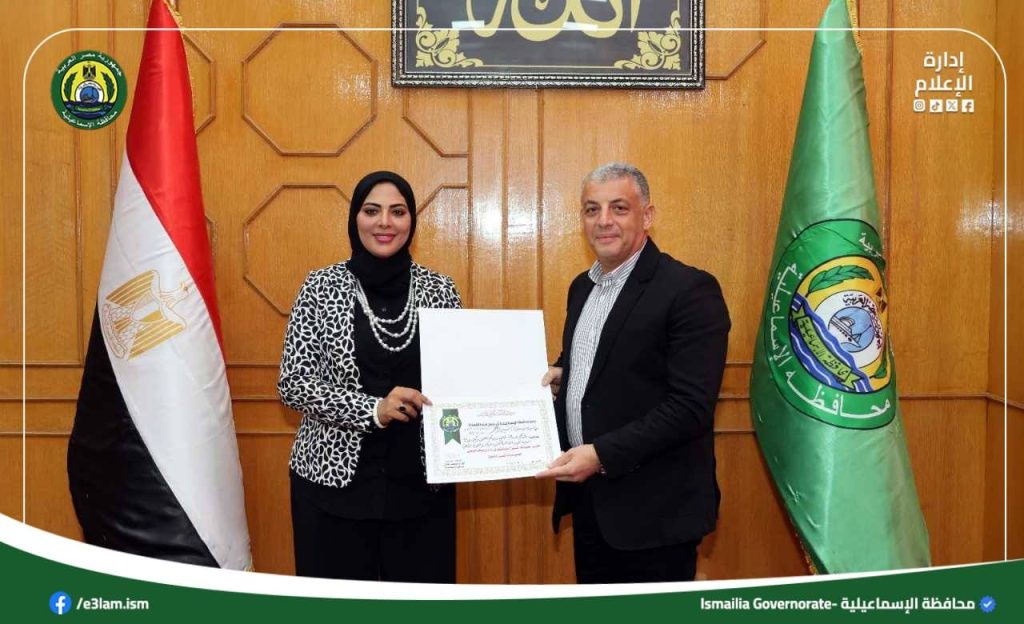 محافظ الإسماعيلية يكرم مدير عام التموين لجهودها المتميزة ويحتفي بترقيتها للقاهرة 6