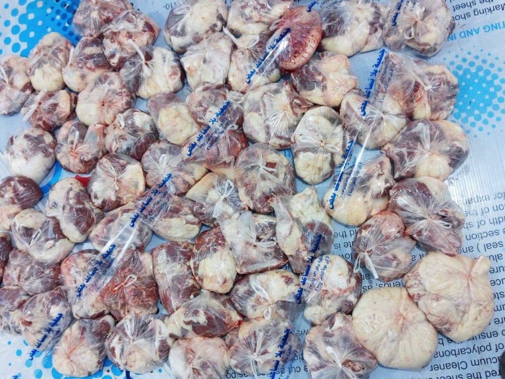 جمعية "يلا نساعد بعض" تستقبل تبرعًا كريمًا باللحوم وتوزعه على الأسر المستحقة 2