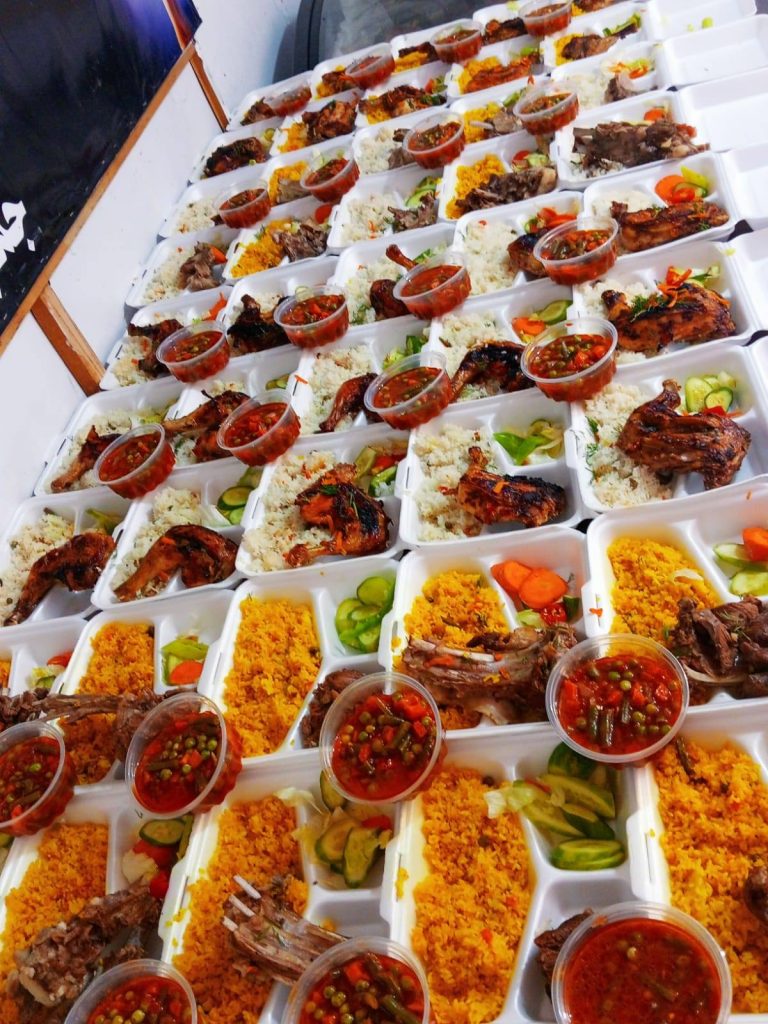 جمعية "يلا نساعد بعض" تقدم وجبات مجانية للأسر المحتاجة بالتعاون مع مطعم "التكية المجاني" في الإسماعيلية 2