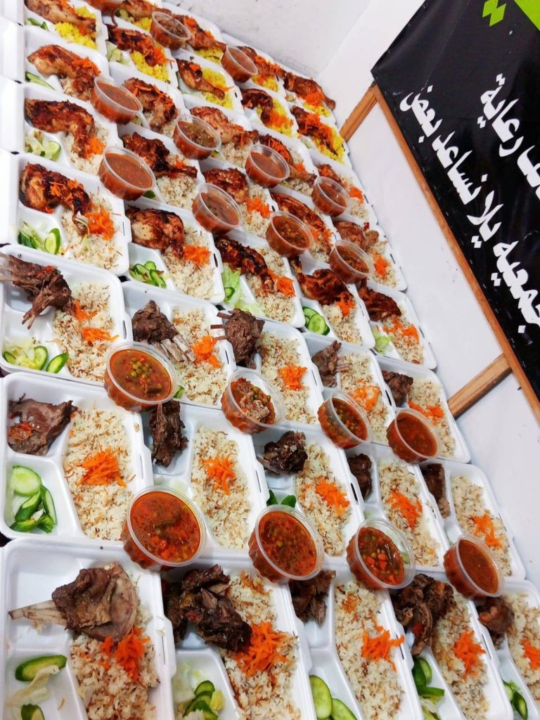 جمعية "يلا نساعد بعض" تقدم وجبات مجانية للأسر المحتاجة بالتعاون مع مطعم "التكية المجاني" في الإسماعيلية 3