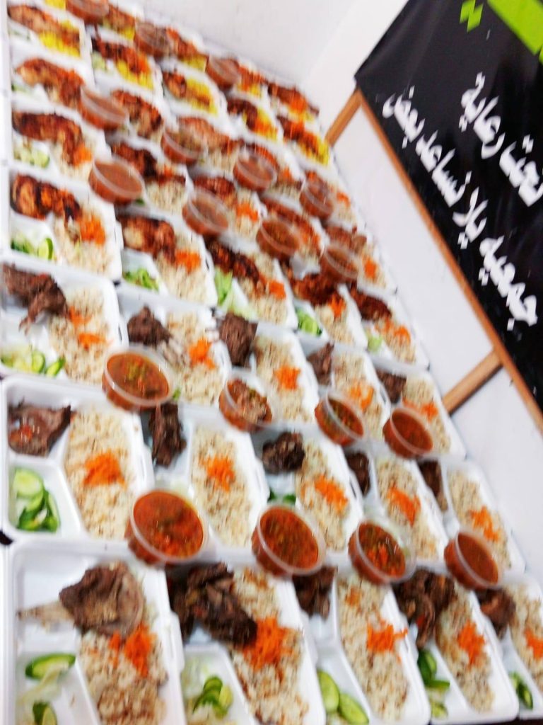 جمعية "يلا نساعد بعض" تقدم وجبات مجانية للأسر المحتاجة بالتعاون مع مطعم "التكية المجاني" في الإسماعيلية 5