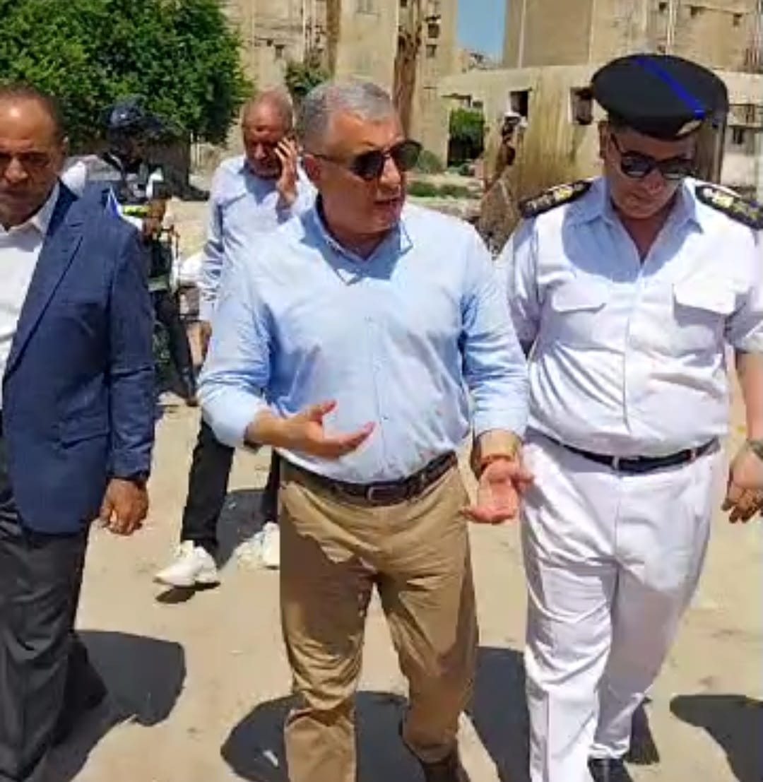 بالفديو والصور:محافظ الإسماعيلية يتفقد سوق حي ثالث خلف دار الرحمة ويوجّه بتسكين أصحاب الفروشات ممن لهم عقود محلات داخل الاسواق ورفع الإشغالات
