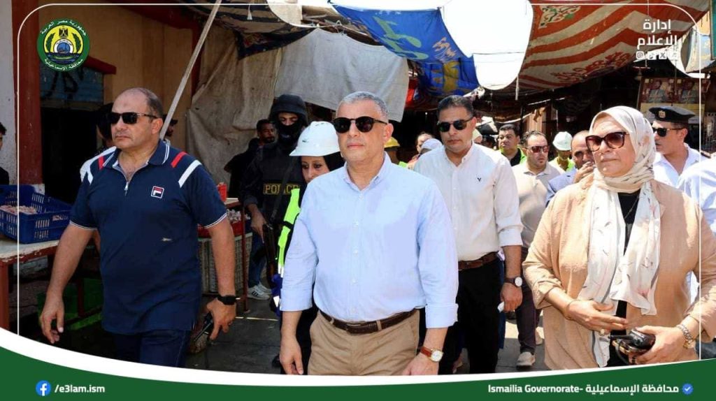 بالفديو والصور:جولة مفاجئة من محافظ الإسماعيلية اللواء طيار أ.ح أكرم محمد جلال داخل سوق الجمعة بالإسماعيلية 4
